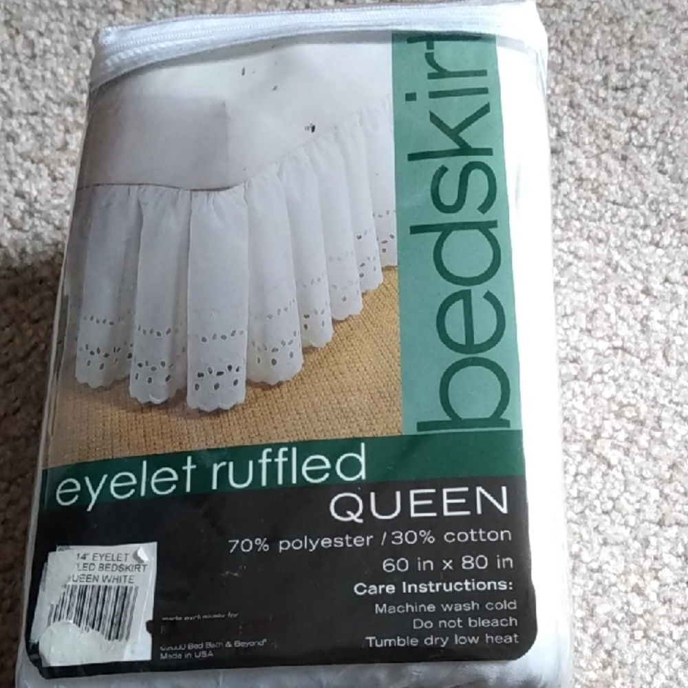 White  Ruffled Mattress Bedskirt . Queen .. NEW